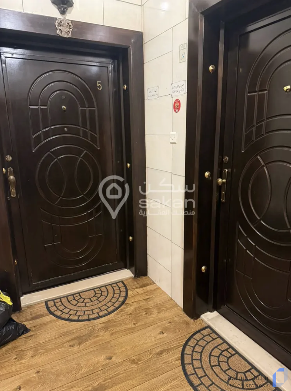 مساحة 300 متر
معها السطح مساح ...